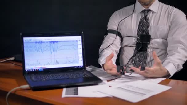 Un uomo che fa respiri irregolari durante il test del poligrafo. 4K 60 fps . — Video Stock