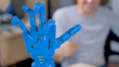 Bir robot kol plastik ve teller yapılmış görünümü kapatın.