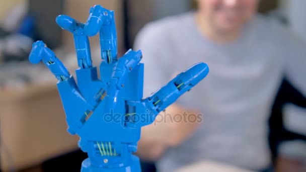 En robotarm i Stäng vy tillverkad av plast och ledningar. — Stockvideo