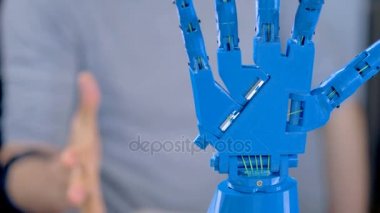 Menteşelerinden gösteren bir biyonik kol yakın görünümünde çalışır.