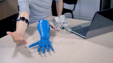 Bir mühendis bir robot el farklı edecekmiş yürür.