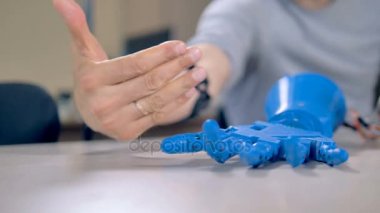 İnsan kolu parmak robot olanlar için örnek hareketleri yapma.