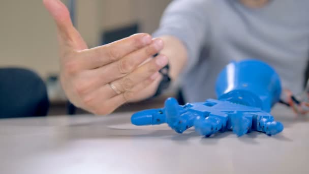 Human arm fingers making example motions for robotic ones. — Stock Video