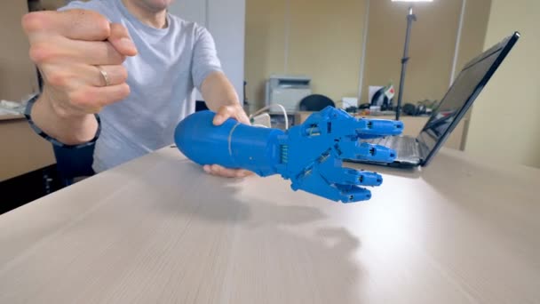 Ein sich bewegender bionischer Arm in Nahsicht von allen Seiten. — Stockvideo
