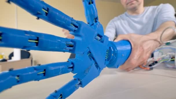 Eine bionische Hand, die eine Faust aus der Nähe betrachtet. — Stockvideo