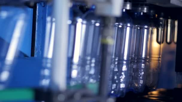 Flessen voorbereid om te worden gevuld met water in een fabriek. — Stockvideo