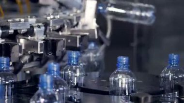 Şişe suyu üretim süreci. Şişeleme, doldurma, pompalama, tedavi, depolama.