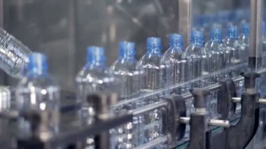 Plastik şişe bir modern sanayi konveyör sistemi taşıma.