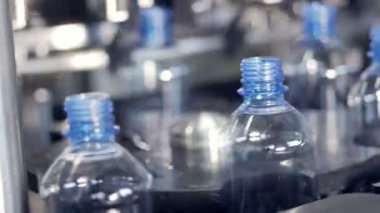 Plastik şişe üzerinde bir konveyör taşıma su ile dolu.