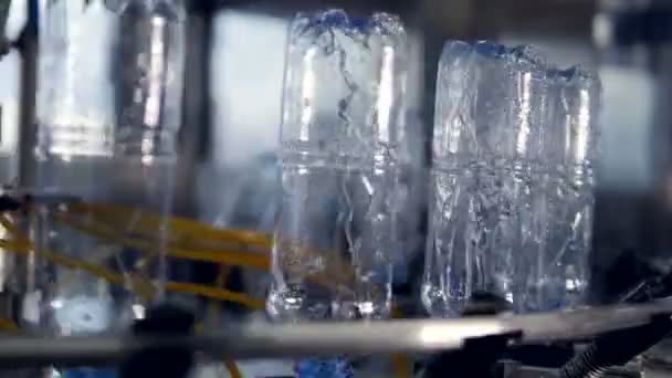 Şişe suyu fabrikasında yıkandıktan plastik şişe. — Stok video