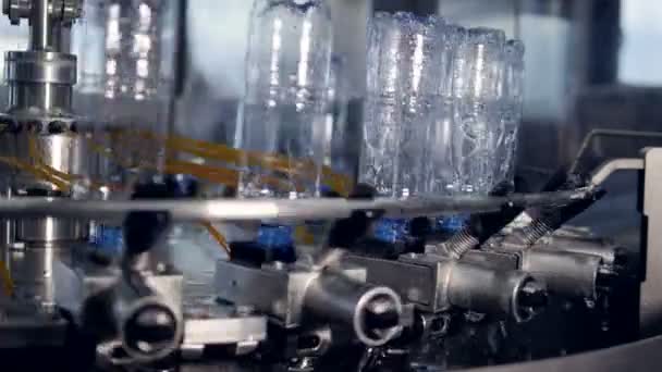 Numerosas botellas que se lavan en la planta de agua embotellada . — Vídeo de stock