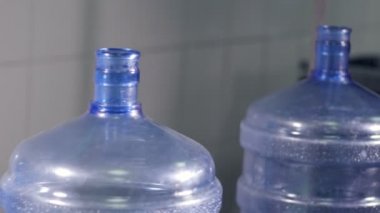 19 litrelik plastik şişe taşıma konveyör tesisleri.