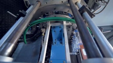 Şişe suyu üretim için donatım işleminde bitki.