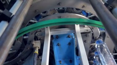 Operasyonda şişelenmiş su üretim için donatım.