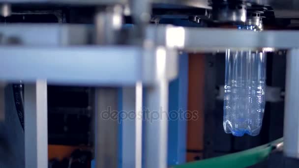 Производство пластиковых бутылок на заводе по производству бутилированной воды . — стоковое видео