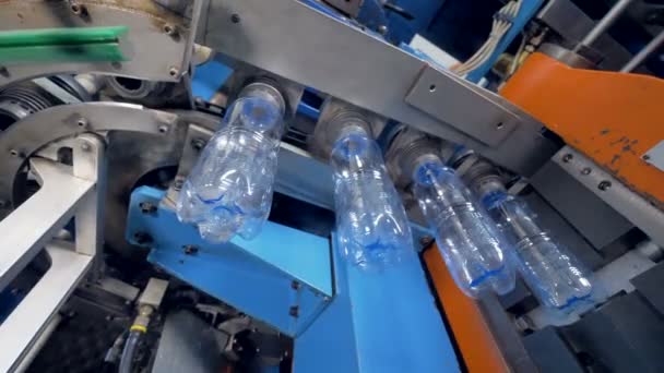 Productieproces in de fabriek van gebotteld water. — Stockvideo