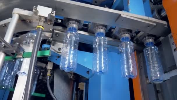 Plant machinery transporting PET bottles. — Stock Video