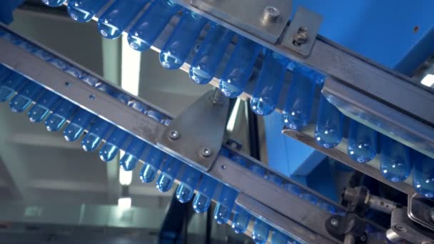 Tubos de plástico a serem preparados para serem transformados em garrafas . — Vídeo de Stock