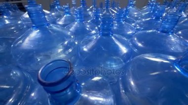 19 litrelik plastik şişe içme suyu dağıtım için bir sürü.