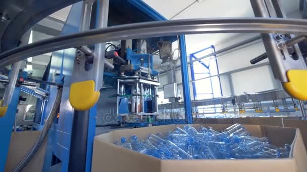 System of bottled water production at a plant. — Stock Video