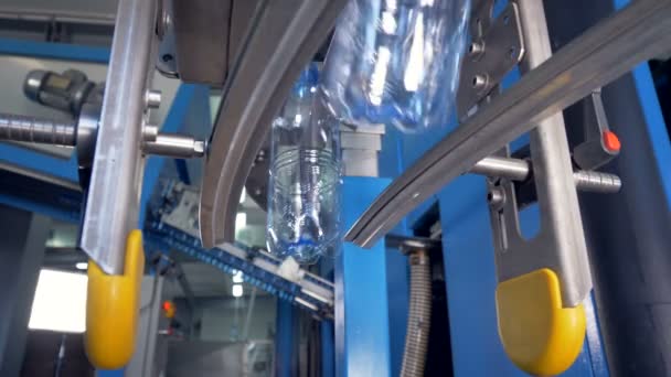 Промышленное оборудование для производства бутилированной воды . — стоковое видео