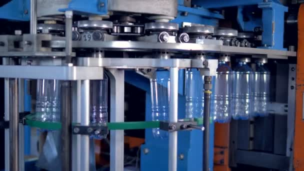 Machines industrielles transportant des bouteilles en PET dans une usine . — Video