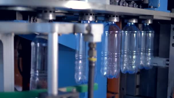 Parisons de PET transformées en bouteilles en plastique . — Video