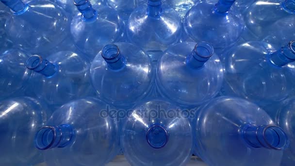 Groot aantal 19 liter plastic flessen. — Stockvideo