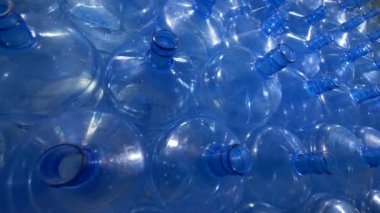 İçme suyu dağıtım için çok sayıda 19 litrelik plastik şişe.