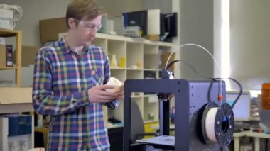 Adam 3d yazıcıda yazdırılan ayrıntı izliyor. 4k.