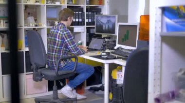 Adam laptop çalışıyor. 4k.