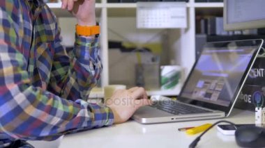 Bir dizüstü bilgisayar çalışma adam kapatın. 4k.