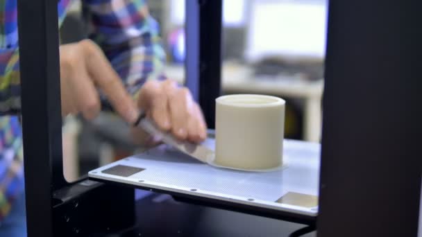 Primer plano de un detalle impreso en una impresora 3D — Vídeo de stock