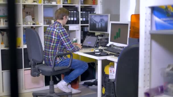 Quell'uomo sta lavorando al portatile. 4K . — Video Stock