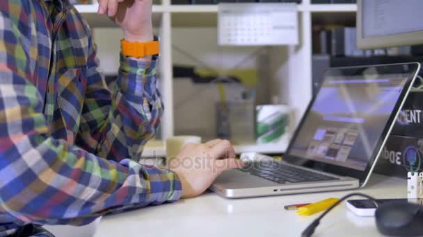 Gros plan de l'homme qui travaille à l'ordinateur portable. 4K .