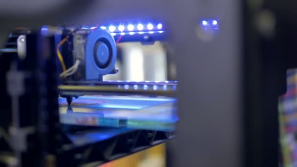 Primo piano dell'uomo che osserva il processo di stampa 3D con la plastica . — Video Stock