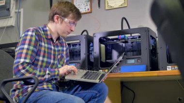 Adamın yakın kontrol 3d baskı sürecidir.