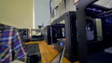 Bilim adamı kontrol 3d baskı işlemi. 4k.