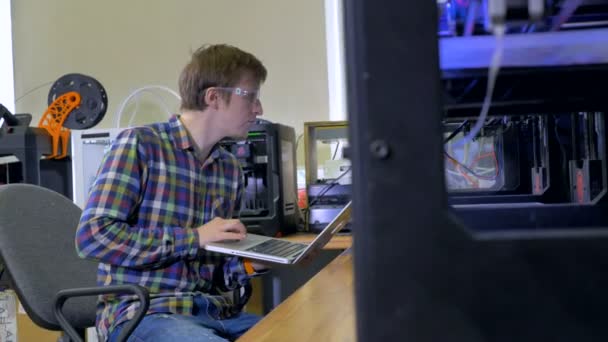 Mérnök a kontrolling a folyamat a 3D-s pinting. — Stock videók