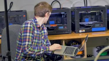 Kontrol plastik model oluşturma işlemi çalışıyor. 3D baskı.