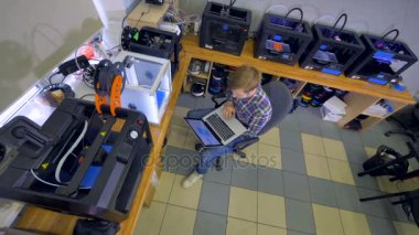 Yüksek açı çekim adam kontrol 3d baskı işlemi.