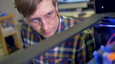 3d baskı işlemi kontrol mühendisi kapatın. 4k.