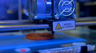 Turuncu bir ayrıntı 3d baskı işlemi yakın çekim.