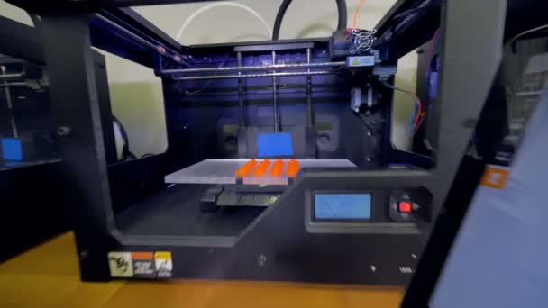3D принтер и инженер с ноутбуком. 4K . — стоковое видео