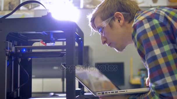Close up van de 3D-printer en ingenieur werken. 4k. — Stockvideo