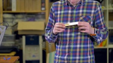 Adam bir altın bar 3d yazıcıda yazdırılan şekil ayrıntılı incelenmesi. 4k.