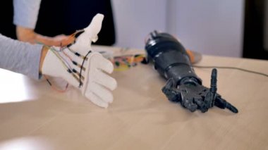 Biyonik kol bazı hareketleri yapıyor. Yapay kol mekanizması test ediliyor. 4k.