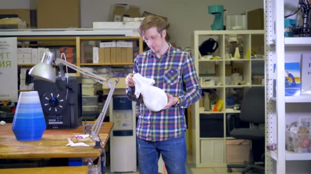 El hombre sostiene la lámpara impresa en la impresora 3D . — Vídeos de Stock