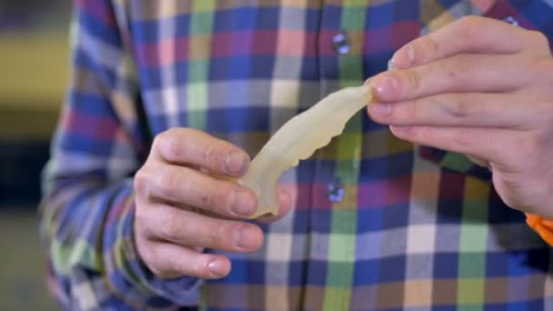 Close up do homem segurando uma parte de uma dentadura impressa na impressora 3D. 4K . — Vídeo de Stock
