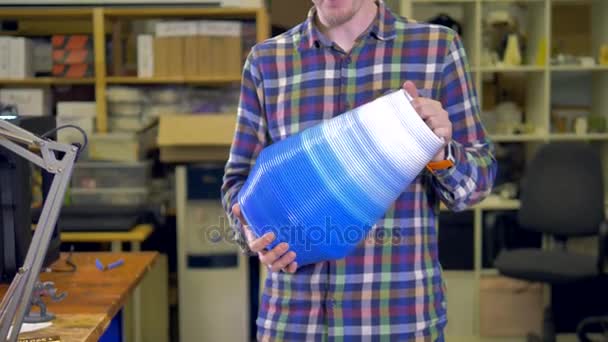 Mężczyzna trzyma wazon wykonany na drukarce 3d. 4k. — Wideo stockowe
